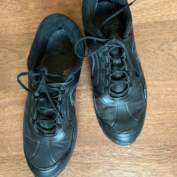 Men’s Sneakers 10.5 - Picture 2 of 4